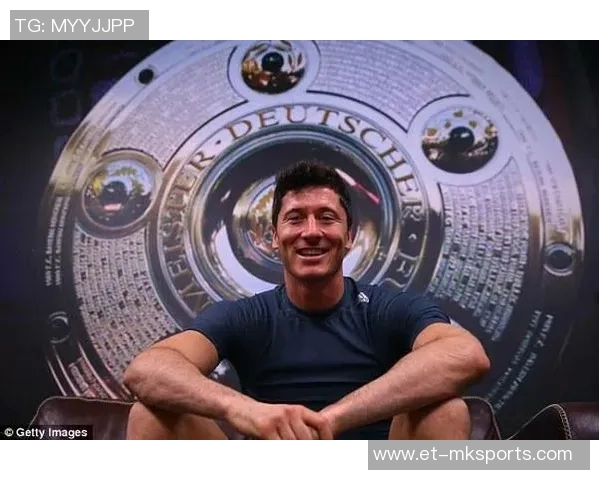 传记作者:莱万年少时常因身材自卑;他与渣叔的关系起初不好